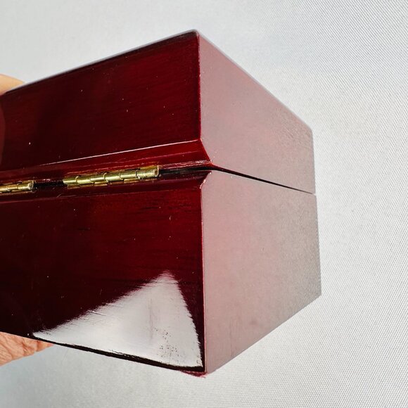 Vintage Jewelry Box High Gloss Lacquer Finish Presentation Gift Box Beige Suede - Picture 7 of 13